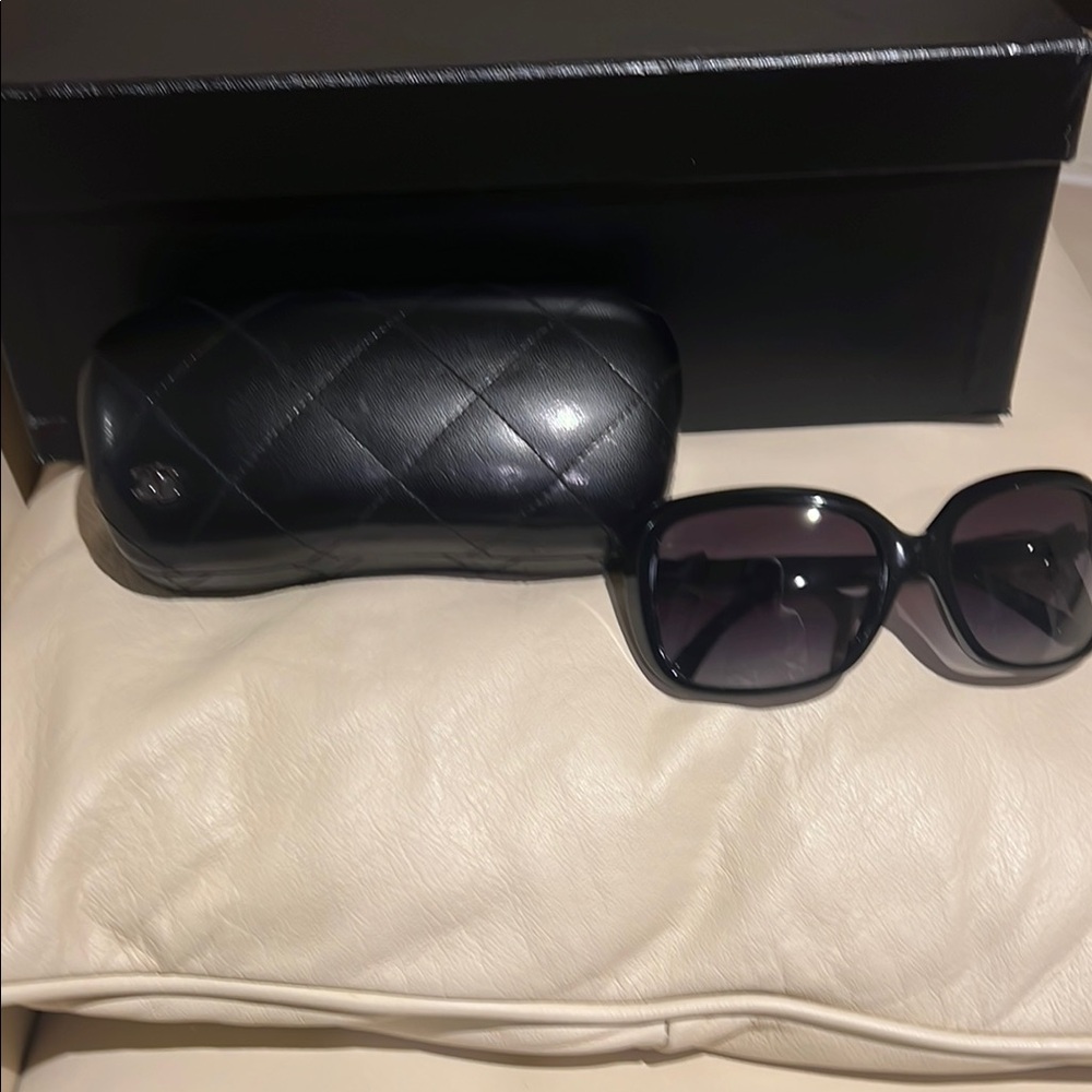 Chic Chanel bow Black Sunglasses - Picture 6 of 9